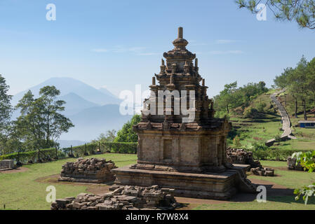 Candi Gedong Songo bei Sonnenaufgang. 9. Jahrhundert buddhistischen Tempel Komplex auf einem Vulkan in der Nähe von Semarang, Java, Indonesien. Stockfoto