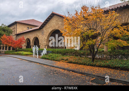 Campus der Stanford University, Palo Alto, Kalifornien, USA, an einem verregneten Herbsttag. Stockfoto