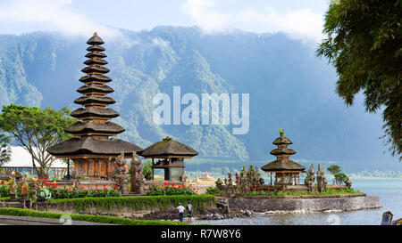 Zwei Türme der schwimmenden Pura Bratan Hindu Tempel auf dem Lake Bratan, Kuta, Bali, Indonesien. Stockfoto