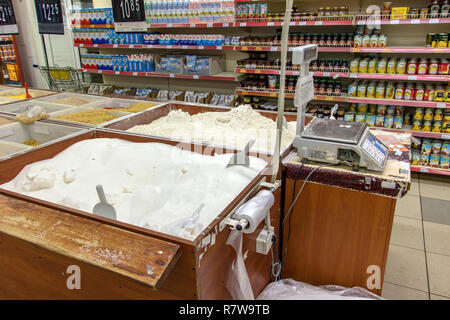 Kiew, Ukraine, 28.November 2018, Zucker, Mehl und andere Zutaten auf Stapel in die Partition auf Tisch im Shop. Angebot von rohen Lebensmitteln mit Selbstbedienung an superma Stockfoto