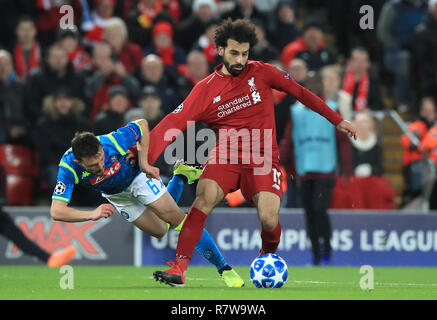 Napoli's Mario Rui (links) und Liverpools Mohamed Salah Kampf um den Ball während der UEFA Champions League Match in Liverpool, Liverpool. Stockfoto