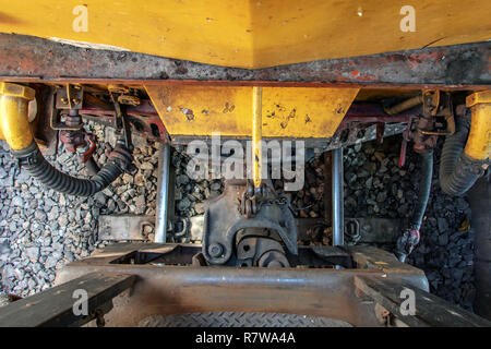 Eine Verbindung zwischen den alten Zug für die Eisenbahnen. Anschluss verbindungseinrichtung zwischen Eisenbahnwaggon auf Lokomotive bei Rail Track. Stockfoto