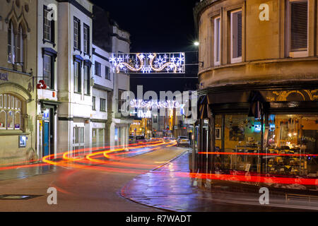 Abend geschossen von Brunnen mit Licht- und Weihnachtsbeleuchtung. Wells, Somerset, Großbritannien Stockfoto