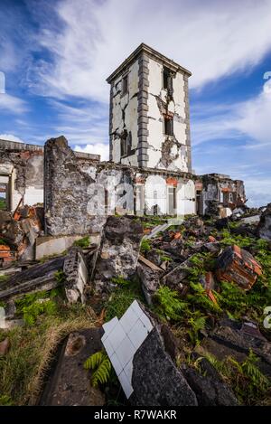 Portugal, Azoren, Faial Island, Riberinha, Erdbeben beschädigten Ruinen der Pontinha Sao Pedro Leuchtturm, außen Stockfoto