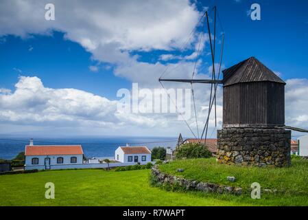 Portugal, Azoren, auf der Insel Terceira, Azoren Doze Ribeiras, traditionelle Windmühle Stockfoto