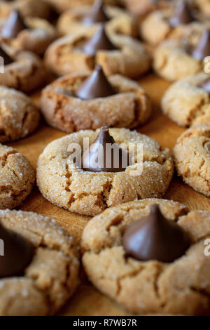 Blossom peanutbutter Cookies mit einer vertikalen crop. Makroaufnahme von Side entfernt. Stockfoto