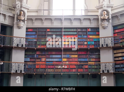 Innenraum der historischen Octagon Bibliothek an der Queen Mary, University of London, Großbritannien Mile End. Bunte Leder gebunden Bücher die Regale. Stockfoto