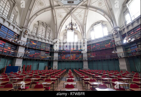 Innenraum der historischen Octagon Bibliothek an der Queen Mary, University of London, Großbritannien Mile End. Bunte Leder gebunden Bücher die Regale. Stockfoto