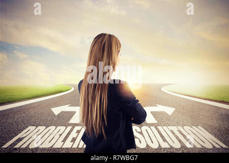 Geschäftsfrau an einem Scheideweg. Sie wählt den richtigen Weg. Begriff der Entscheidung im Geschäft Stockfoto
