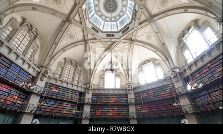 Innenraum der historischen Octagon Bibliothek an der Queen Mary, University of London, Großbritannien Mile End. Bunte Leder gebunden Bücher die Regale. Stockfoto