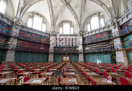 Innenraum der historischen Octagon Bibliothek an der Queen Mary, University of London, Großbritannien Mile End. Bunte Leder gebunden Bücher die Regale. Stockfoto