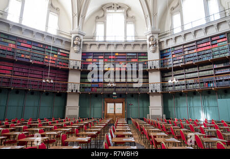 Innenraum der historischen Octagon Bibliothek an der Queen Mary, University of London, Großbritannien Mile End. Bunte Leder gebunden Bücher die Regale. Stockfoto