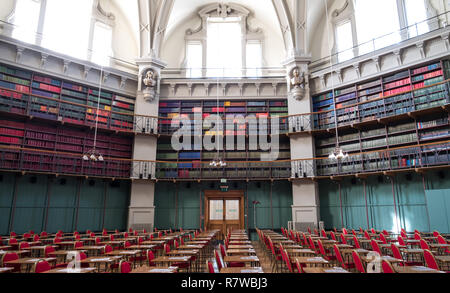 Innenraum der historischen Octagon Bibliothek an der Queen Mary, University of London, Großbritannien Mile End. Bunte Leder gebunden Bücher die Regale. Stockfoto