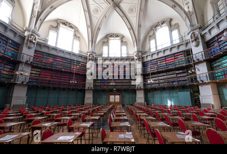 Innenraum der historischen Octagon Bibliothek an der Queen Mary, University of London, Großbritannien Mile End. Bunte Leder gebunden Bücher die Regale. Stockfoto