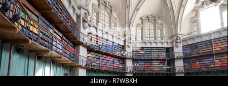 Panorama der Innenraum des historischen Octagon Bibliothek an der Queen Mary, University of London, Großbritannien Mile End. Bunte Leder gebunden Bücher die Regale. Stockfoto