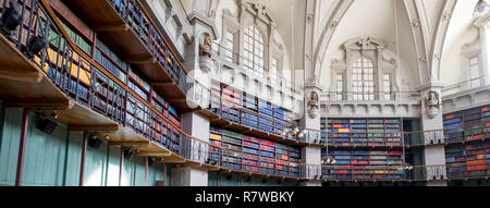 Panorama der Innenraum des historischen Octagon Bibliothek an der Queen Mary, University of London, Großbritannien Mile End. Bunte Leder gebunden Bücher die Regale. Stockfoto