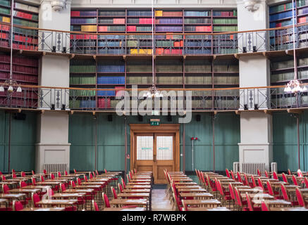 Innenraum der historischen Octagon Bibliothek an der Queen Mary, University of London, Großbritannien Mile End. Bunte Leder gebunden Bücher die Regale. Stockfoto