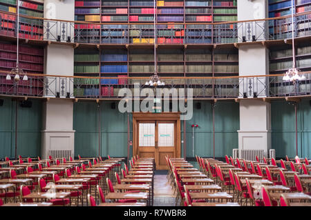 Innenraum der historischen Octagon Bibliothek an der Queen Mary, University of London, Großbritannien Mile End. Bunte Leder gebunden Bücher die Regale. Stockfoto