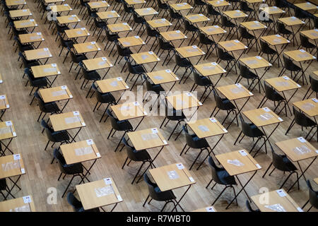 Examination Hall einrichten mit Kunststoff Stühle und Schreibtische aus Holz Stockfoto