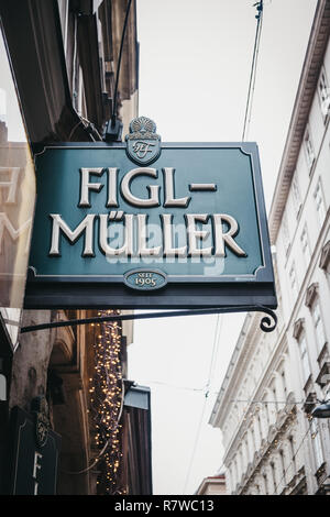 Wien, Österreich - November 24, 2018: Zeichen außerhalb Figlmuller auf Wollzeile Restaurant in Wien. 1905 eröffnet, ist es häufig als "Home bezeichnet Stockfoto