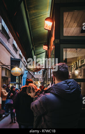 Wien, Österreich - November 24, 2018: Die Menschen in Figlmuller auf Wollzeile Restaurant in Wien zu erhalten. 1905 eröffnet, ist es oft Stockfoto