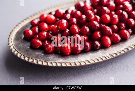 Nahaufnahme eines antiken silbernen Schüssel gefüllt mit Preiselbeeren. Stockfoto