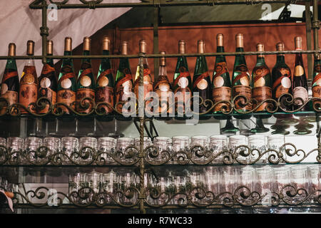 Wien, Österreich - November 24, 2018: Flaschen und Gläser innen Figlmuller auf Wollzeile Restaurant in Wien. 1905 eröffnet, ist es oft Stockfoto