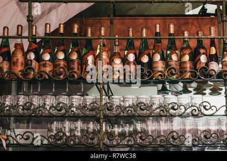 Wien, Österreich - November 24, 2018: Flaschen und Gläser innen Figlmuller auf Wollzeile Restaurant in Wien. 1905 eröffnet, ist es oft Stockfoto