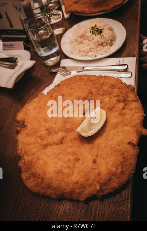 Wien, Österreich - November 24, 2018: Schnitzel im Inneren Figlmuller auf Wollzeile Restaurant in Wien. 1905 eröffnet, ist es häufig als bezeichnet Stockfoto