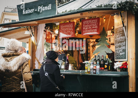 Wien, Österreich - 25 November 2018: Menschen Getränke kaufen an Weihnachten und Neujahr Markt in Schönbrunn, einem der bedeutendsten Architekten Stockfoto