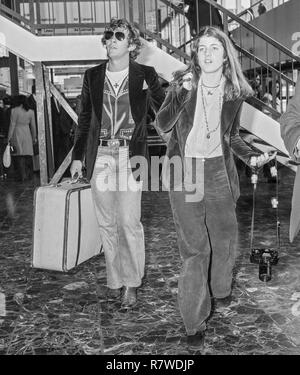 Caroline Kennedy und Mark Shand verlassen den Flughafen Heathrow in London im Jahr 1976 Stockfoto