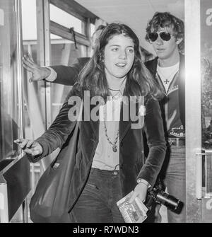 Caroline Kennedy und Mark Shand verlassen den Flughafen Heathrow in London im Jahr 1976 Stockfoto