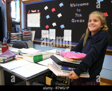 Grundschulkinder und Szenen an einer religiösen katholischen Schule im Raum Chicago im Jahr 2018. Stockfoto