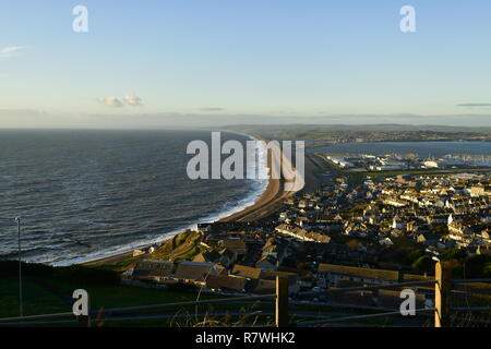 Chesil Beach von der Oberseite des Portland gesehen. Manchmal coastland Chesil Bank aufgerufen wird. Einer der drei großen Kiesstrand Strukturen in Großbritannien. Credit: Robert Timoney/Alamy leben Nachrichten Stockfoto