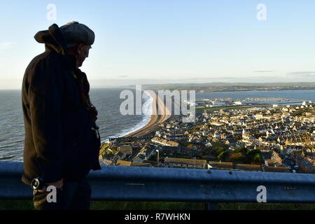 Chesil Beach von der Oberseite des Portland gesehen. Manchmal coastland Chesil Bank aufgerufen wird. Einer der drei großen Kiesstrand Strukturen in Großbritannien. Credit: Robert Timoney/Alamy leben Nachrichten Stockfoto