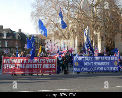 London, Großbritannien. 11. Dezember, 2018. Abstimmung der Brexit Demonstranten wave Flags und große Banner halten außerhalb des Houses of Parliament in Westminster, London. Credit: Ben Slater/Alamy leben Nachrichten Stockfoto