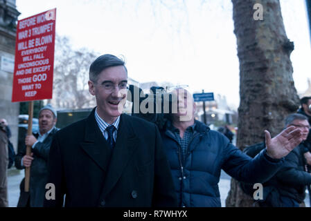 London, Großbritannien. 11. Dezember 2018. Pro-Brexiteer Jakob Rees-Mogg, MP für North East Somerset, wird in der Westminster gesehen. Theresa May, Premierminister, tourt durch europäische Hauptstädte, um zu versuchen, die Brexit Abkommen mit der Europäischen Union nach der heutigen sinnvolle Abstimmung durch die MP's War latente verhandeln. Credit: Stephen Chung/Alamy leben Nachrichten Stockfoto