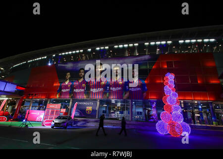 Camp Nou, Barcelona, Spanien. 11 Dez, 2018. UEFA Champions League Fußball, Barcelona gegen Tottenham Hotspur; Außenansicht des Camp Nou Stadion mit festlichen Dekorationen Credit: Aktion plus Sport/Alamy leben Nachrichten Stockfoto