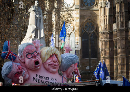 London, Großbritannien, 11. Dezember 2018: Als Premierminister Theresa May Touren europäischen Hauptstädten hofft Führungspersönlichkeiten zu überzeugen, nehmen einen neuen Brexit (nach Ihrer Stornierung einer parlamentarischen Abstimmung), Pro-EU-Remainers Protest mit satirischen Figuren unter der Statue von König George V unterhalb der Westminster Abbey und gegenüber dem Parlament, am 11. Dezember 2018 in London, England. Die Zahlen zeigen (L-R) David Davies, Michael Gove, Boris Johnson und Theresa. Foto von Richard Baker/Alamy leben Nachrichten Stockfoto