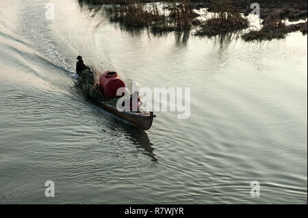 November 12, 2018 - Al-Chibayish, Sümpfe des südlichen Irak, Irak - Marsh Araber in der Hamar Marsh gesehen mit frischem Wasser und Schilf im Boot. Klimawandel, Deichbau in der Türkei und internen Misswirtschaft sind die Ursachen für eine schwere Dürre im südlichen Feuchtgebiete des Irak. Quelle: John wreford/SOPA Images/ZUMA Draht/Alamy leben Nachrichten Stockfoto