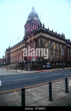 Leeds, Großbritannien. 11. Dezember 2018 - Leeds, Großbritannien. Am späten Nachmittag Shopper in Leeds wurden mit einer Reihe von Weihnachtsbeleuchtung und festliche zeigt. Leeds Rathaus mit Lichtern geschmückt war. Credit: Drew Gardner/Alamy leben Nachrichten Stockfoto