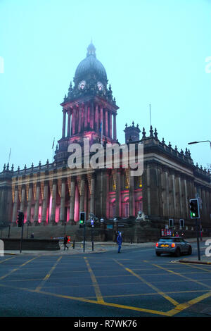 Leeds, Großbritannien. 11. Dezember 2018 - Leeds, Großbritannien. Am späten Nachmittag Shopper in Leeds wurden mit einer Reihe von Weihnachtsbeleuchtung und festliche zeigt. Leeds Rathaus mit Lichtern geschmückt war. Credit: Drew Gardner/Alamy leben Nachrichten Stockfoto