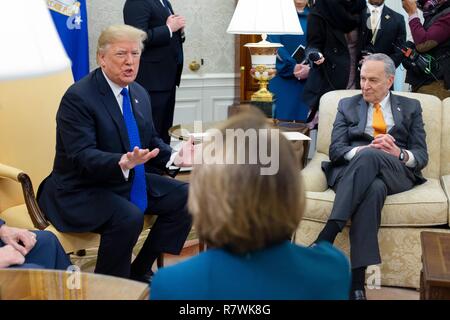 Washington, DC, USA. 11 Dez, 2018. US-Präsident Donald J. Trumpf (L) trifft sich mit uns House Speaker designierte Nancy Pelosi (C) und die US-Senat Minderheit Leader Chuck Schumer (R), im Oval Office des Weißen Hauses in Washington, DC, USA, 11. Dezember 2018. Trump, Pelosi und Schumer hatte eine Meinungsverschiedenheit über Grenz- und Herunterfahren der Regierung. Quelle: Michael Reynolds/Pool über CNP | Verwendung der weltweiten Kredit: dpa/Alamy leben Nachrichten Stockfoto