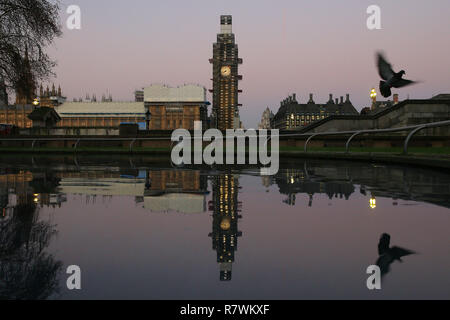 London, Großbritannien. 11 Dez, 2018. Die Häuser des Parlaments in einem Teich in London, Großbritannien, am Dez. 11, 2018. Der britische Premierminister Theresa Mai ihre Sendung Dienstag zu Ihrem Brexit befassen sich mit einer Runde von Treffen mit der Europäischen Union (EU) die Staats- und Regierungschefs zu retten versuchen. Quelle: Tim Irland/Xinhua/Alamy leben Nachrichten Stockfoto