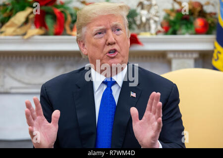 US-Präsident Donald J. Trumpf spricht beim Treffen mit der designierten US-Sprecher des Repräsentantenhauses Nancy Pelosi und US-Senat Minderheit Leader Chuck Schumer, im Oval Office des Weißen Hauses in Washington, DC, USA, 11. Dezember 2018. Trump, Pelosi und Schumer hatte eine Meinungsverschiedenheit über Grenz- und Herunterfahren der Regierung. Quelle: Michael Reynolds/Pool über CNP/MediaPunch Stockfoto