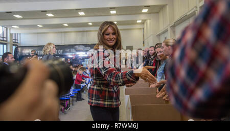 Washington, DC, 11. Dezember 2018: Erste Dame Melania Trump beteiligt sich an den jährlichen Spielwaren für Tots Programm an Joint Base Andrews in Washington DC. Die erste Dame war in ihren Bemühungen, die Kinder von Soldaten und später von Santa Claus unterstützt. Credit: Patsy Lynch/Alamy leben Nachrichten Stockfoto