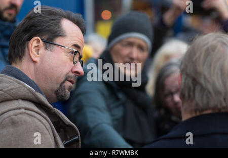 SYMBOL - 11. Dezember 2018, Nordrhein-Westfalen, Münster: Der Schauspieler Jan Josef Liefers in der Rolle von Prof. Karl-Friedrich Boerne steht auf dem Weihnachtsmarkt zu einem Fotoshooting für die neuen Tatort (ARD) ann'de der Mörder vor der Tür'. Foto: Friso Gentsch/dpa Stockfoto