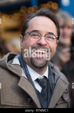 SYMBOL - 11. Dezember 2018, Nordrhein-Westfalen, Münster: Der Schauspieler Jan Josef Liefers in der Rolle von Prof. Karl-Friedrich Boerne lacht auf dem Weihnachtsmarkt zu einem Fotoshooting für die neuen Tatort (ARD) 'Dann e der Mörder vor der Tür'. Foto: Friso Gentsch/dpa Stockfoto