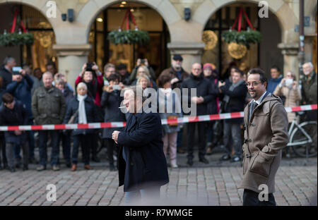 SYMBOL - 11. Dezember 2018, Nordrhein-Westfalen, Münster: Die Schauspieler Jan Josef Liefers (r) in der Rolle von Prof. Karl-Friedrich Boerne und Axel Prahl (l) als Kommissar Frank Thiel gehen Sie über die während der Dreharbeiten für die neue Tatort (ARD) ann'de der Mörder vor der Tür'. Foto: Friso Gentsch/dpa Stockfoto