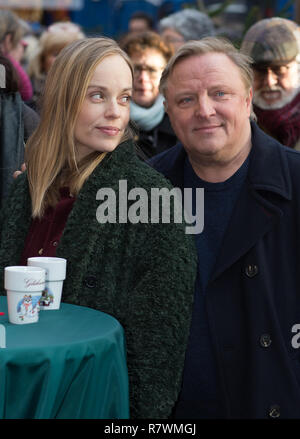 SYMBOL - 11. Dezember 2018, Nordrhein-Westfalen, Münster: Die Schauspieler Friederike Kempter (L-R) als Nadeshda Krustenstern und Axel Prahl als Kommissar Frank Thiel stehen zusammen auf dem Weihnachtsmarkt zu einem Fotoshooting für die neuen WDR-Tatort 'Dann e der Mörder vor der Tür'. Foto: Friso Gentsch/dpa Stockfoto